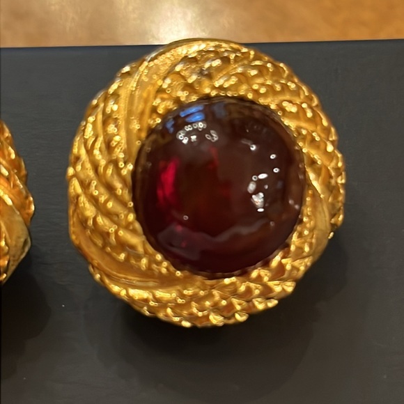 Vintage authentic Chanel red Gripoix glass cabochon gold plated clip on earrings - Picture 15 of 15